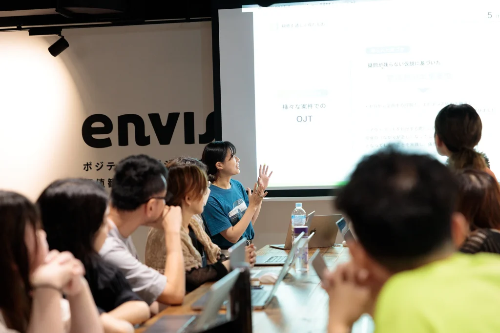 タウンホールミーティングを行う様子