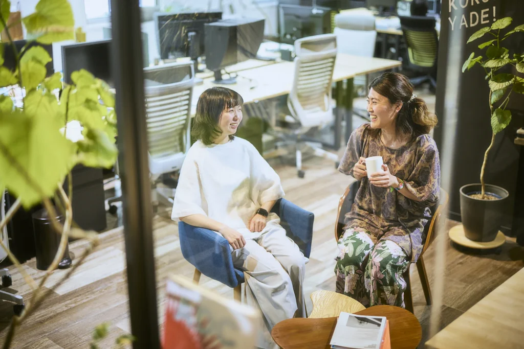 タウンホールミーティング終了後にフォローアップを丁寧に行なっている画像