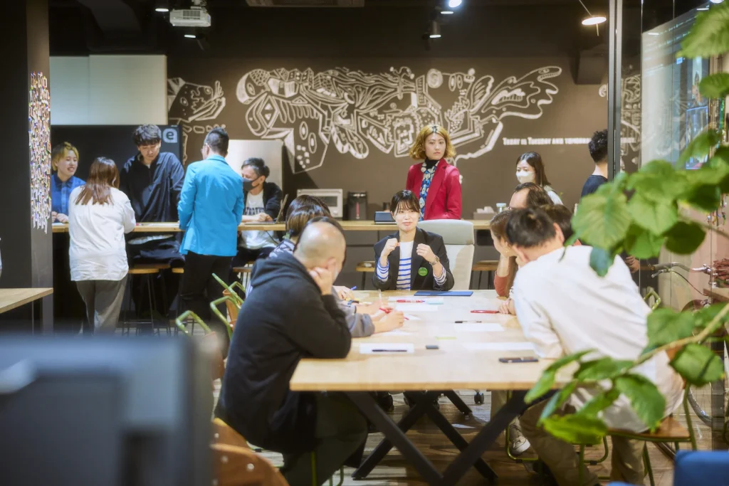 ボトムアップで動く従業員の図