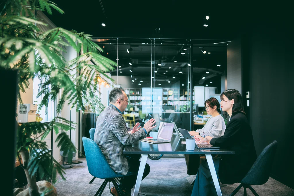 社内ミーティングをしている様子